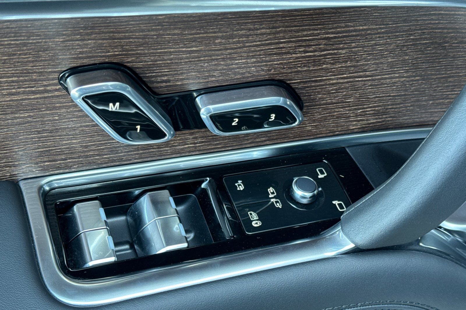 2025 Land Rover Range Rover Plug-In Hybrid SE