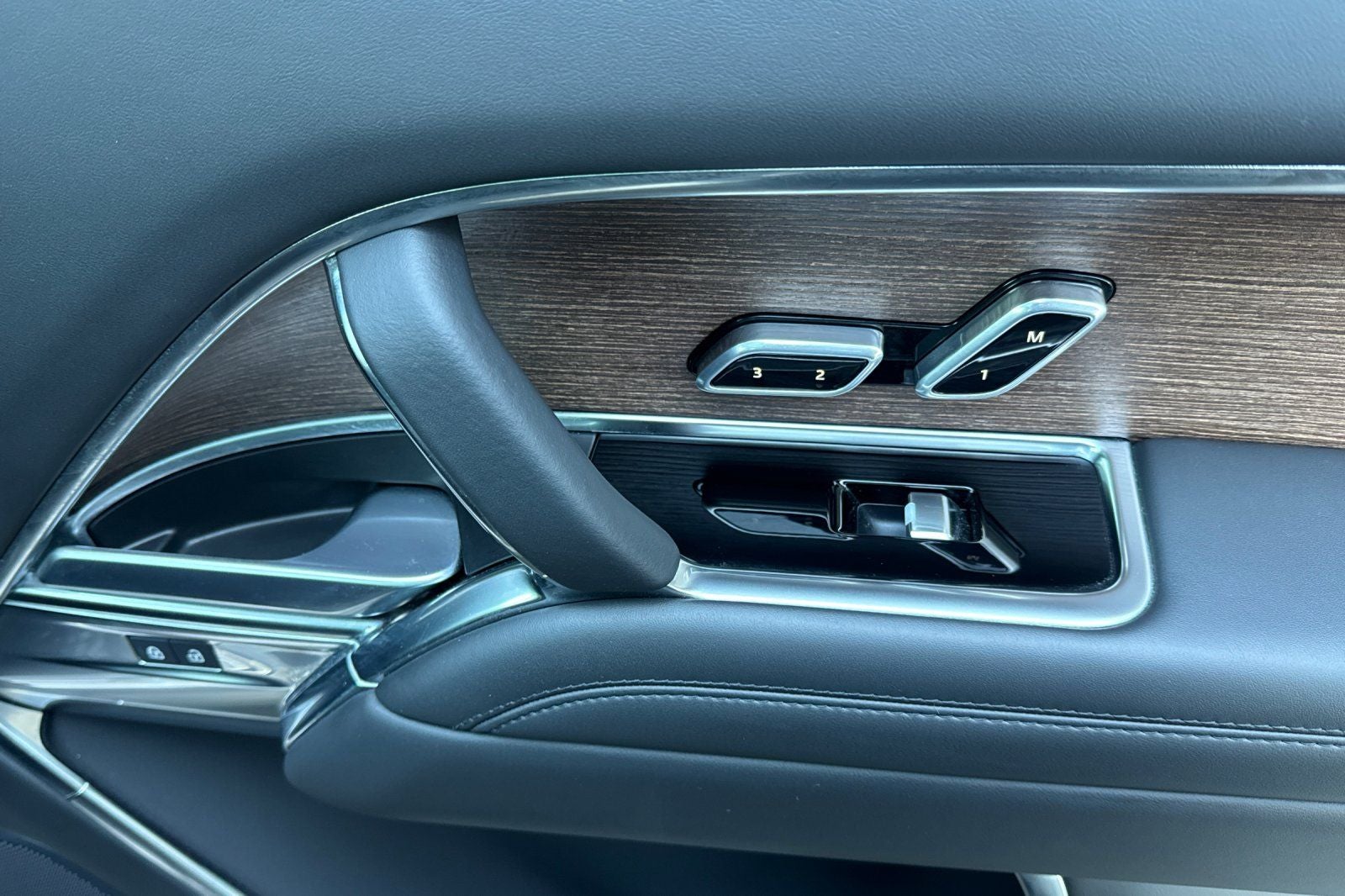 2025 Land Rover Range Rover Plug-In Hybrid SE