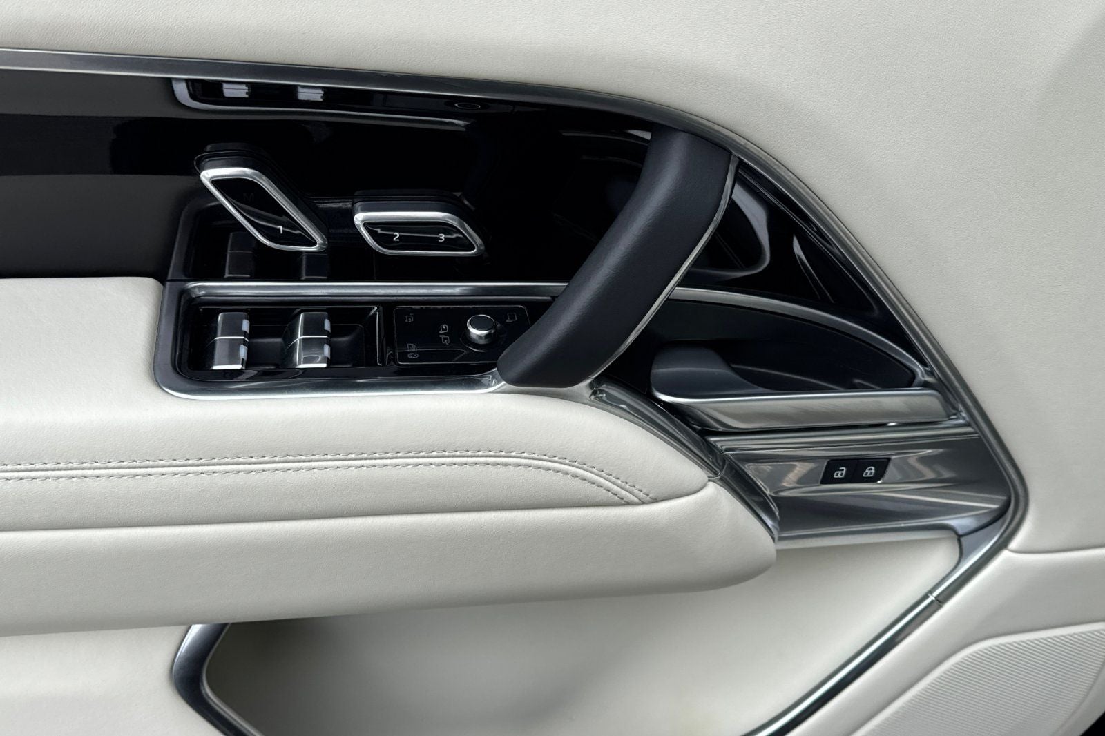 2025 Land Rover Range Rover SE