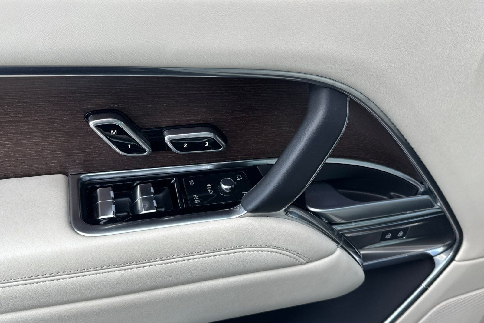 2025 Land Rover Range Rover SE