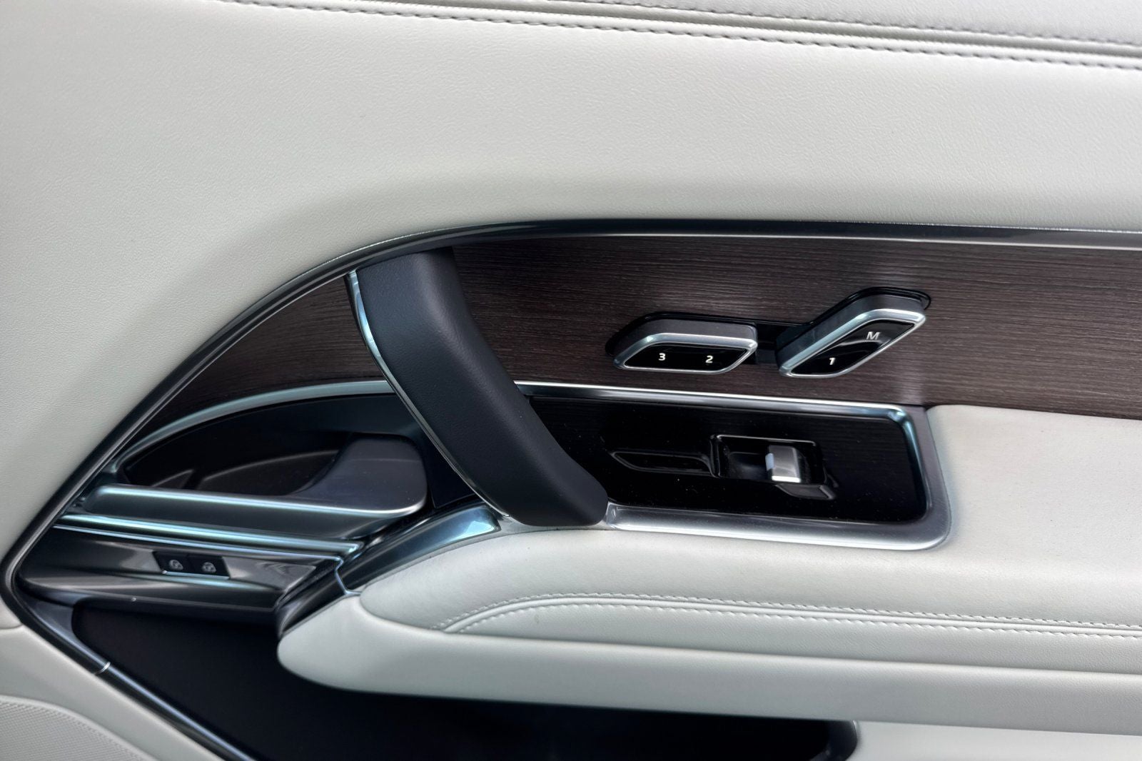 2025 Land Rover Range Rover SE
