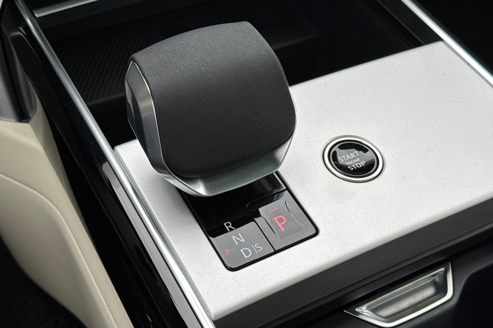 2026 Land Rover Range Rover SE