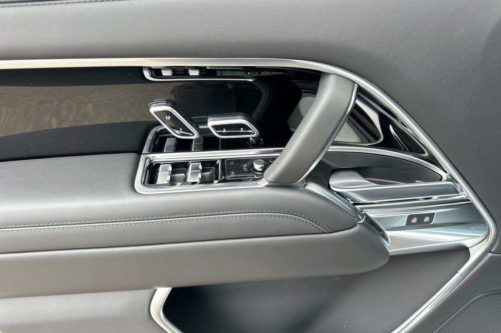 2025 Land Rover Range Rover SE LWB