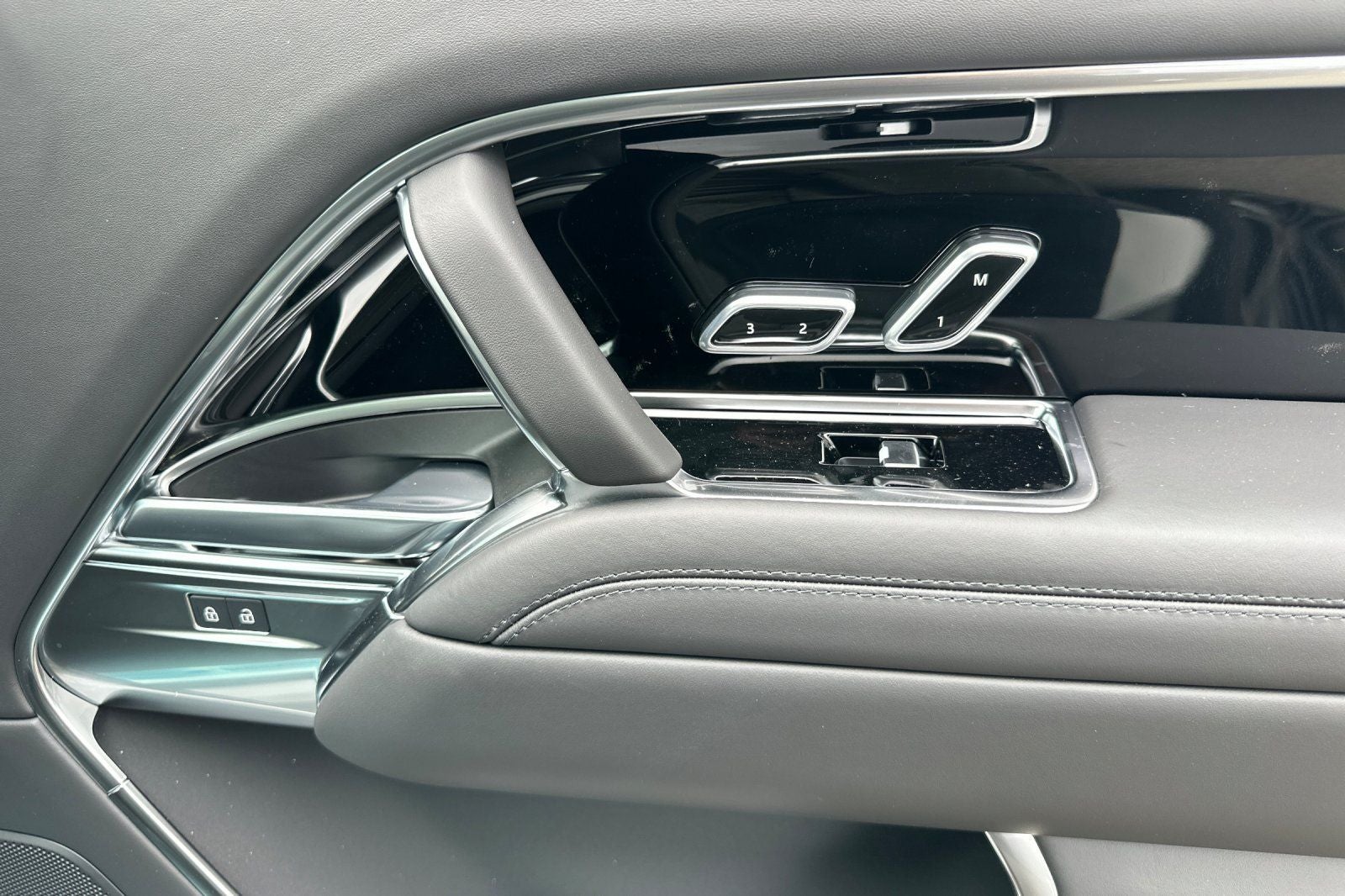 2025 Land Rover Range Rover SE LWB