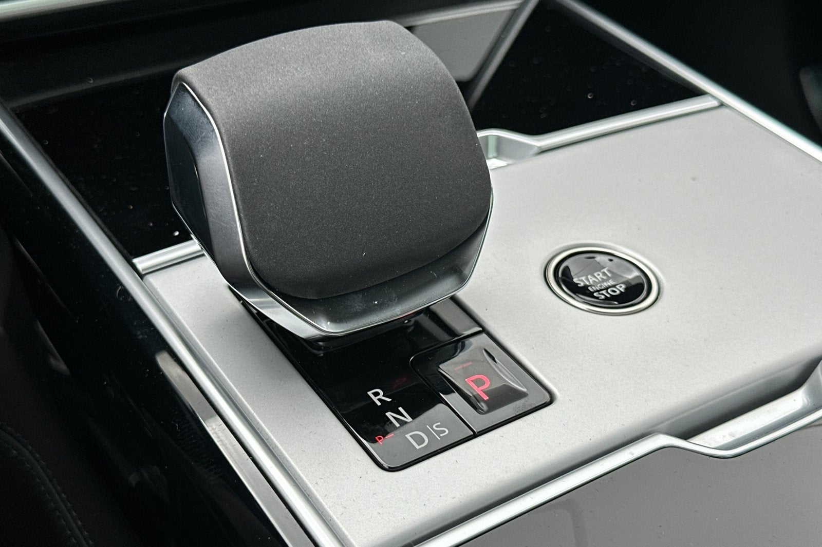 2025 Land Rover Range Rover SE LWB