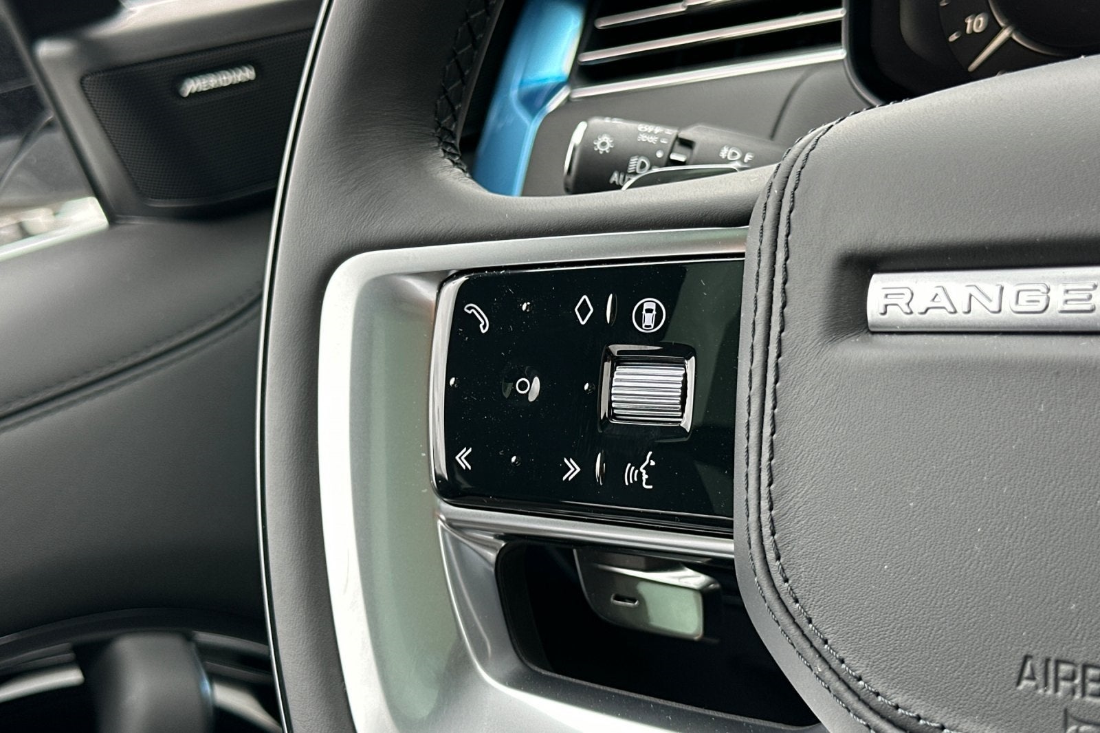 2025 Land Rover Range Rover SE LWB