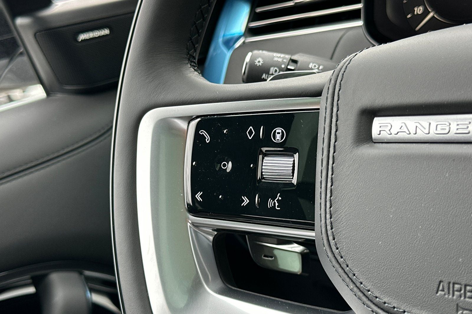 2025 Land Rover Range Rover SE LWB