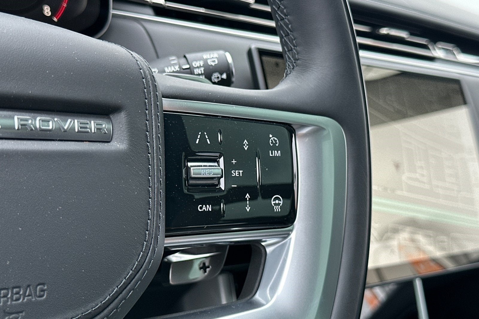 2025 Land Rover Range Rover SE LWB