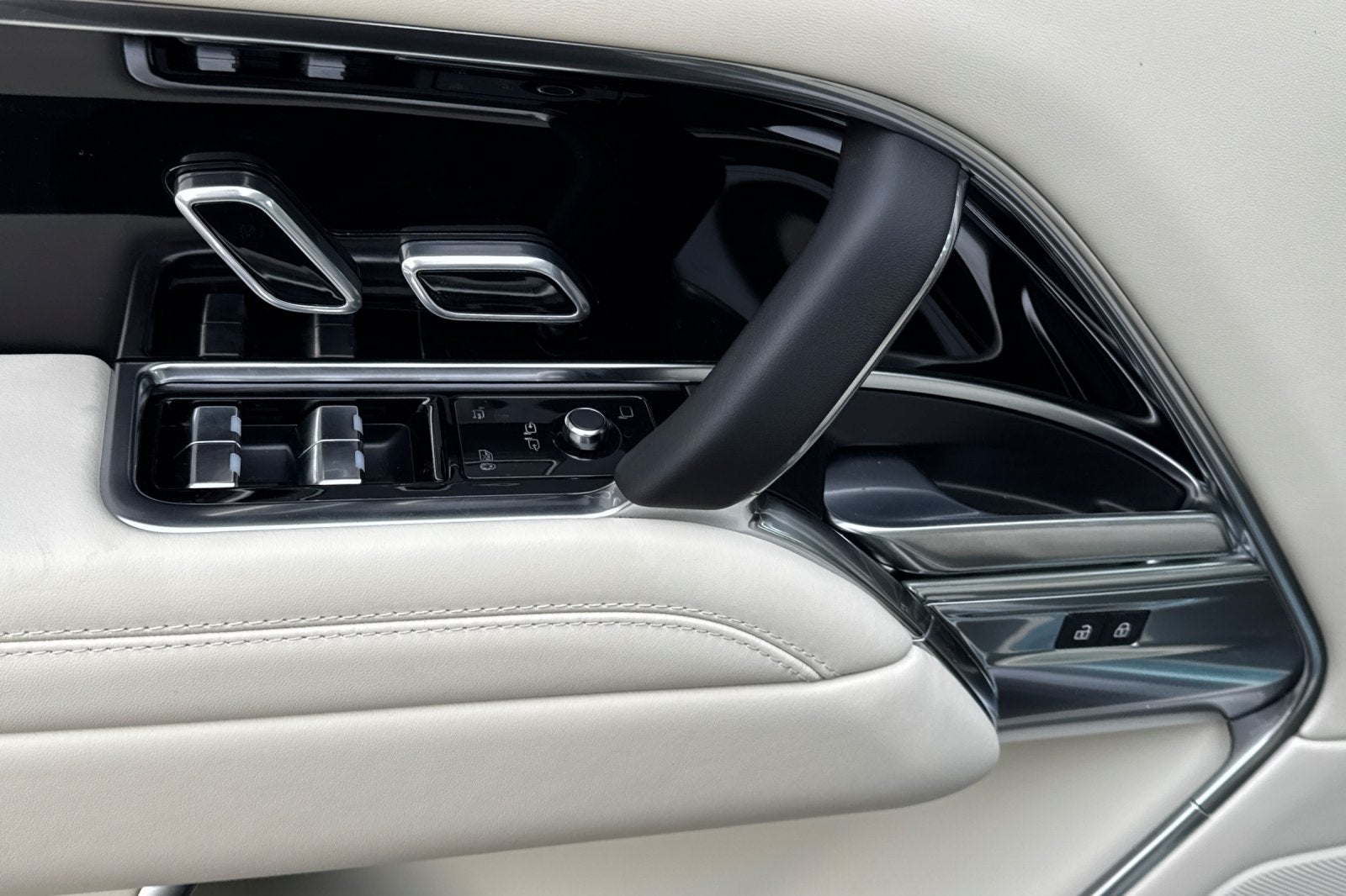 2025 Land Rover Range Rover SE LWB