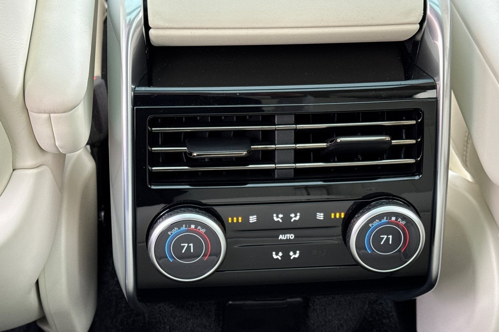 2025 Land Rover Range Rover SE LWB