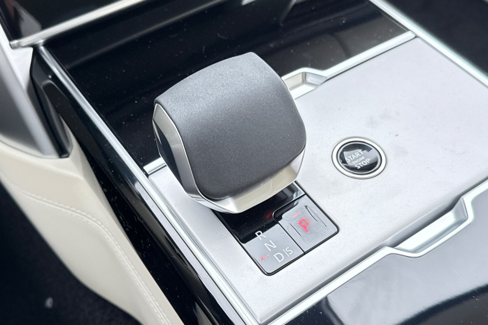 2025 Land Rover Range Rover SE LWB