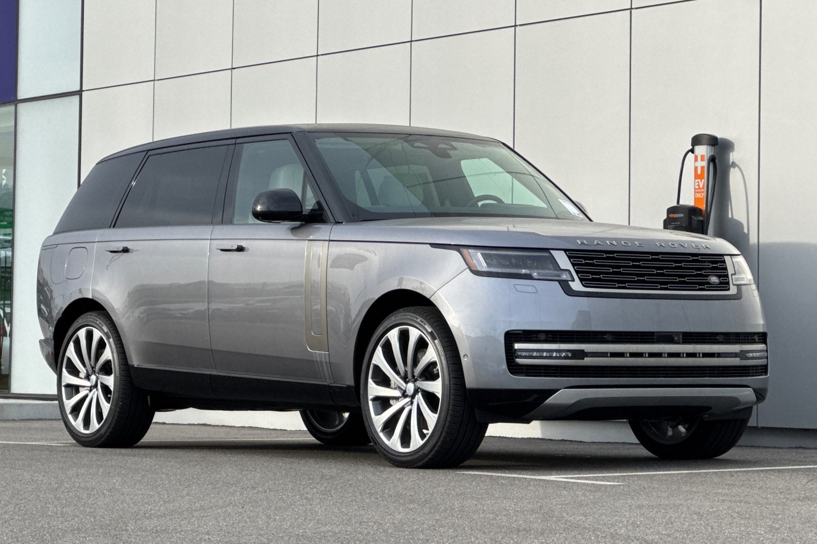 2025 Land Rover Range Rover SE LWB