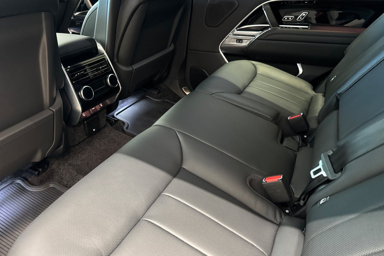 2026 Land Rover Range Rover SE LWB