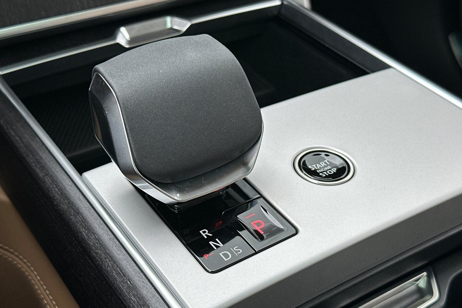 2025 Land Rover Range Rover SE LWB