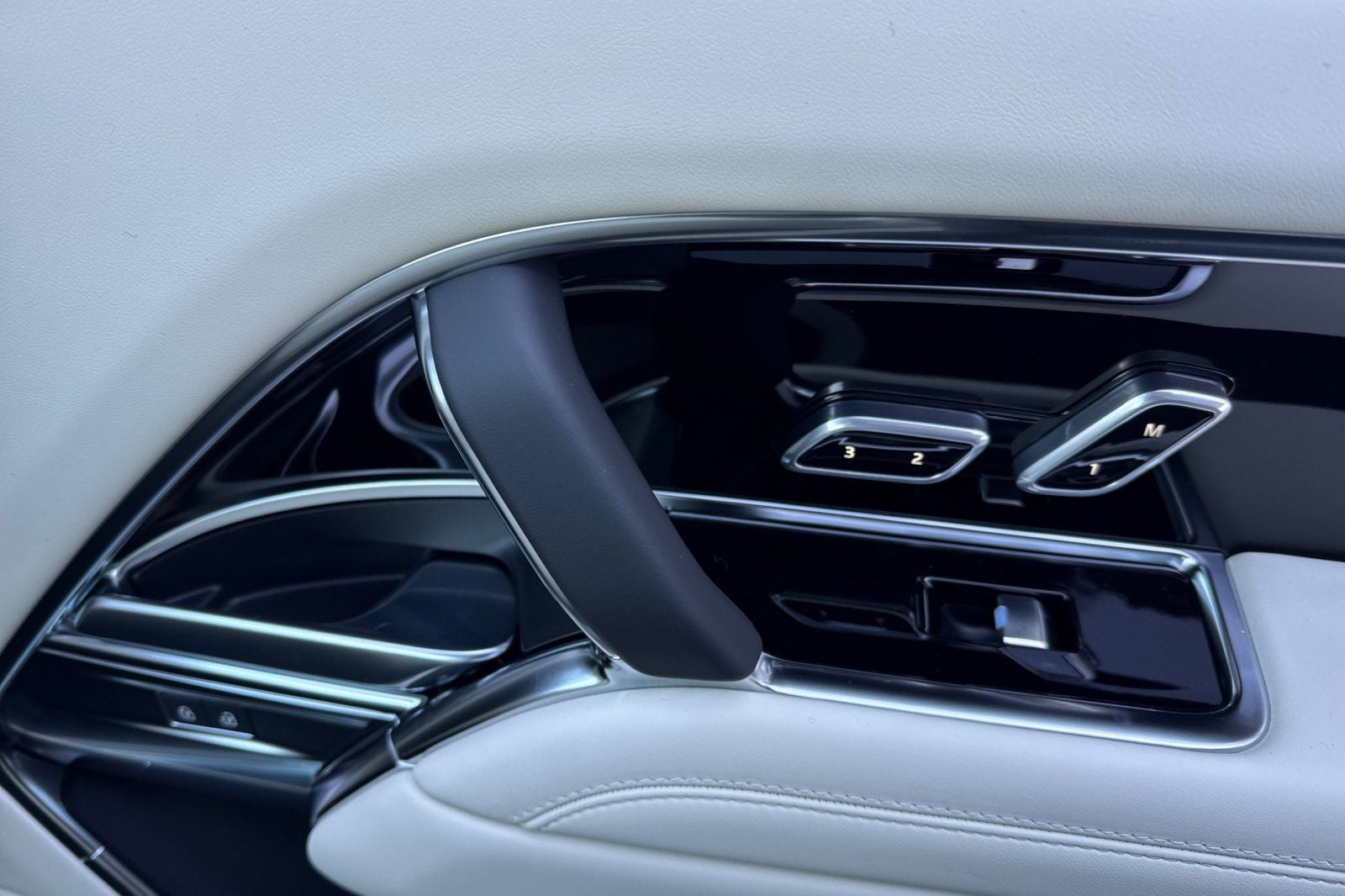2026 Land Rover Range Rover SE LWB