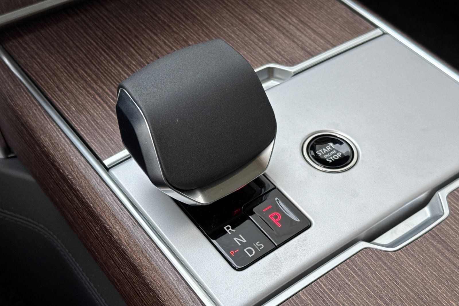 2026 Land Rover Range Rover SE LWB