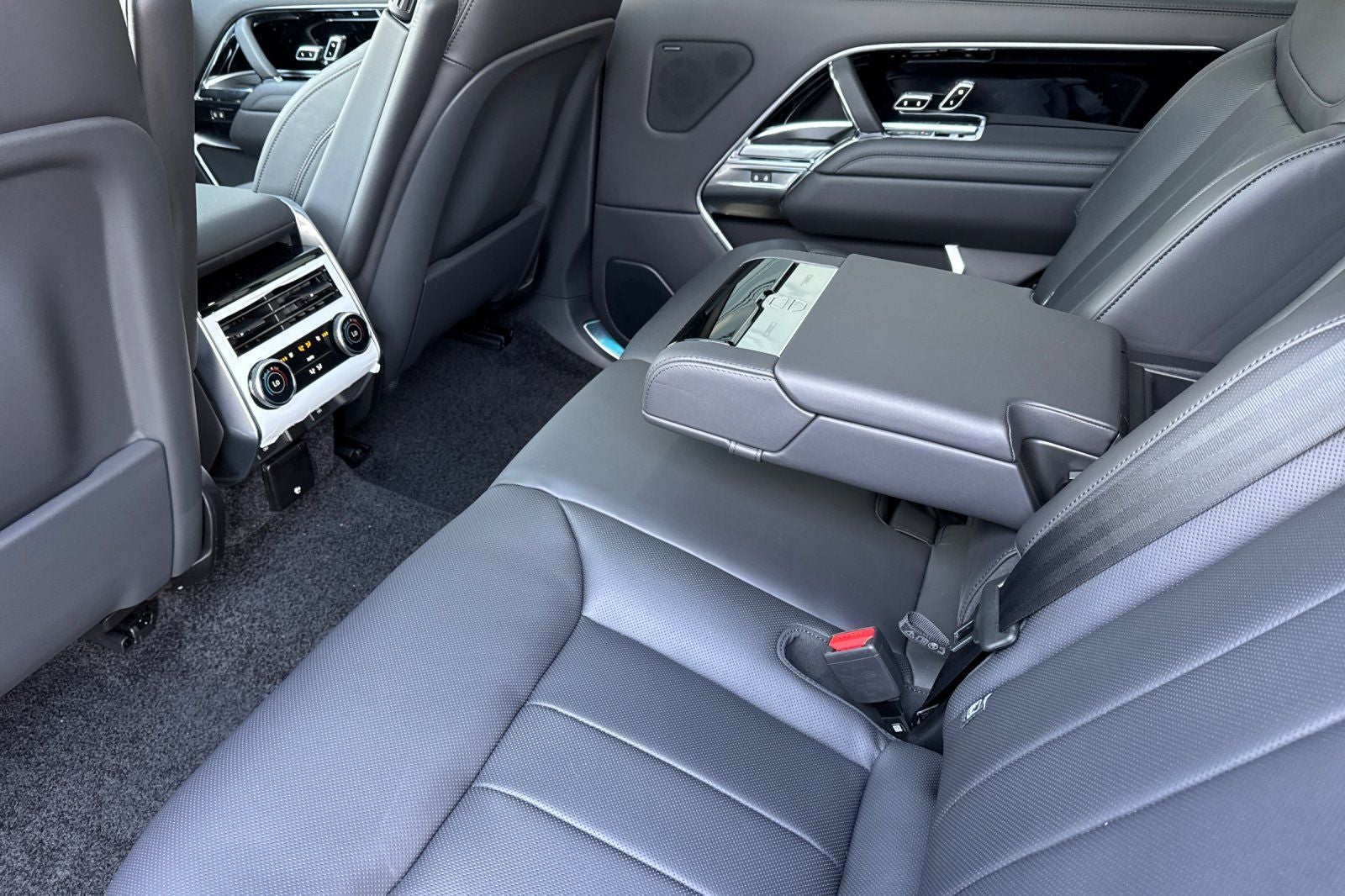 2026 Land Rover Range Rover SE LWB