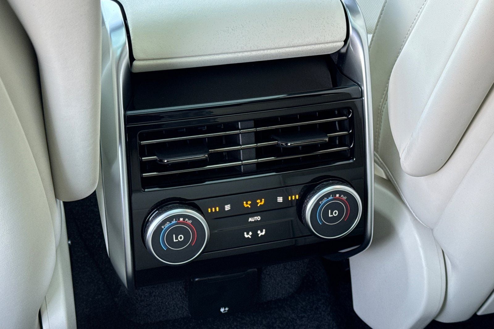 2026 Land Rover Range Rover SE LWB