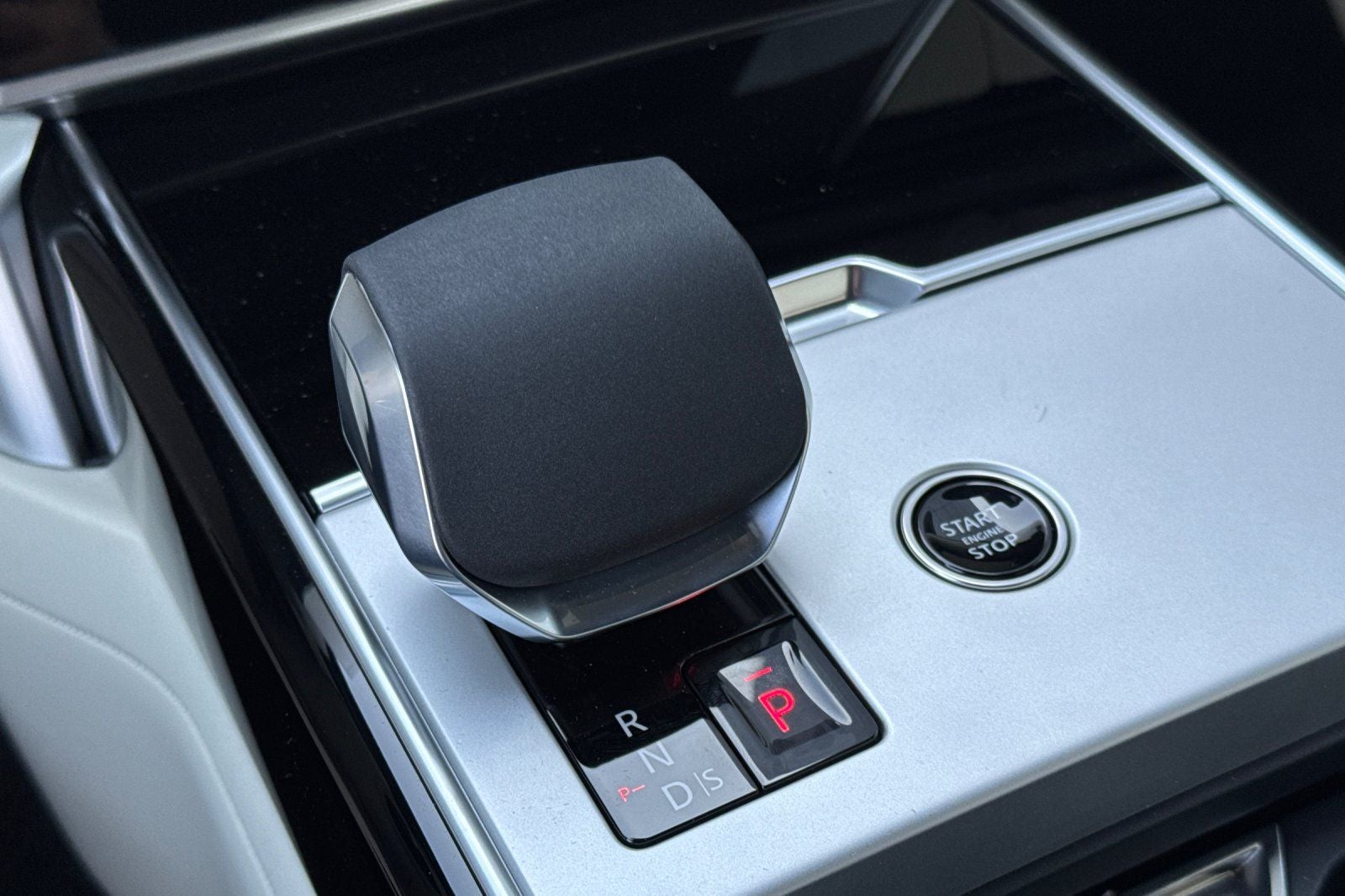 2026 Land Rover Range Rover SE LWB