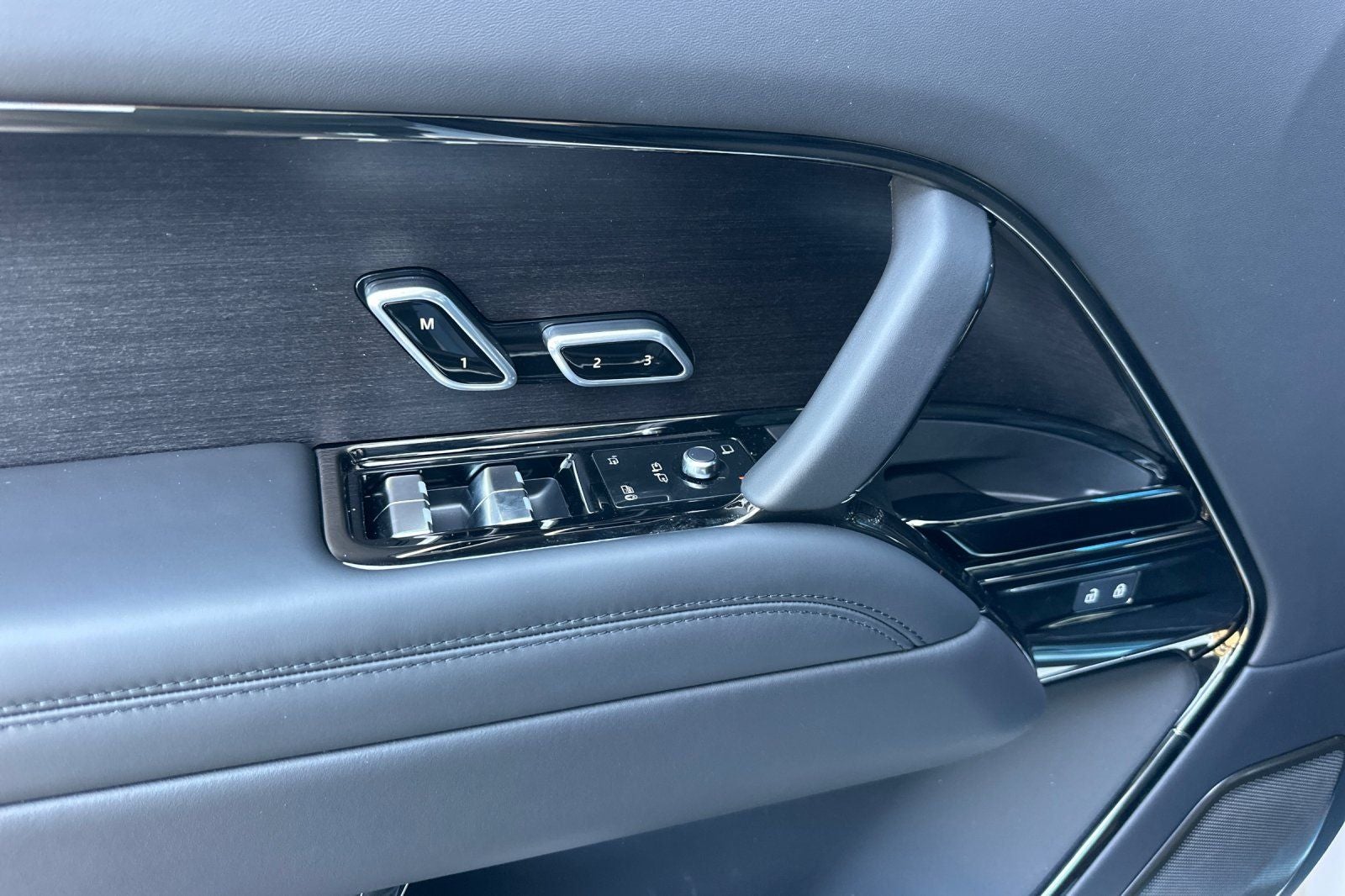 2025 Land Rover Range Rover SV