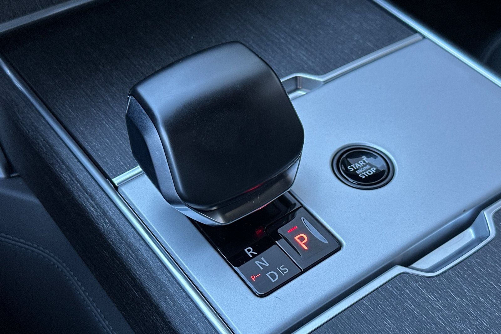 2025 Land Rover Range Rover SV