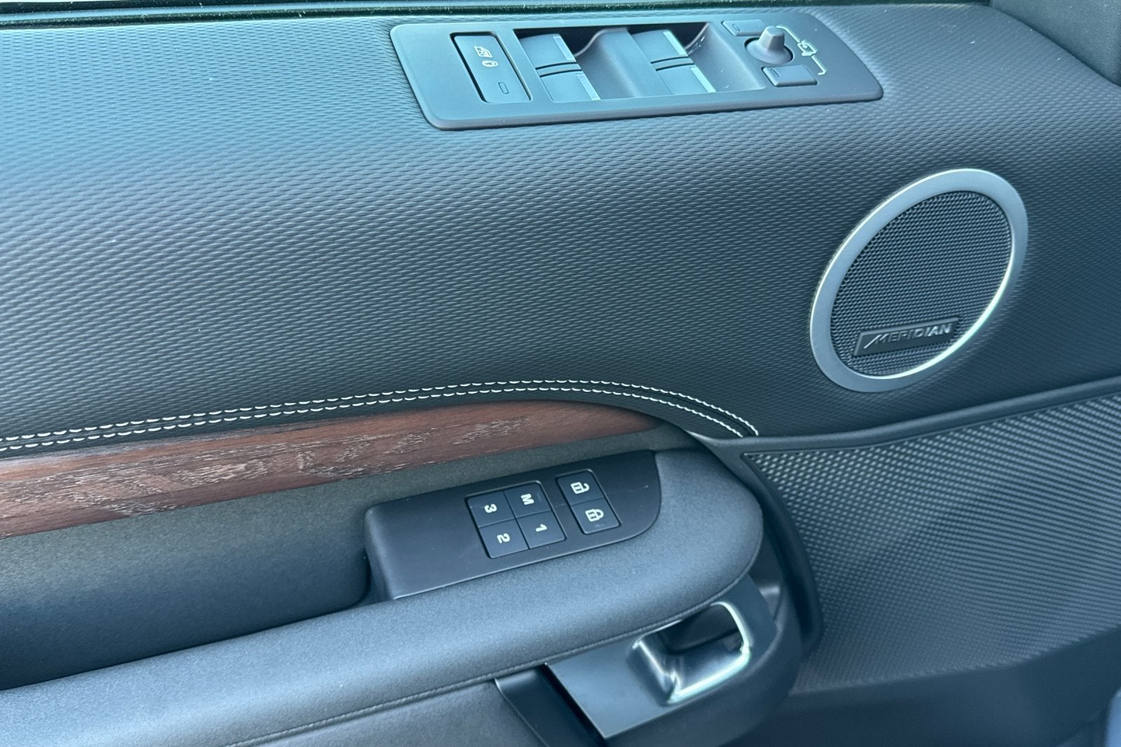 2025 Land Rover Discovery Dynamic SE