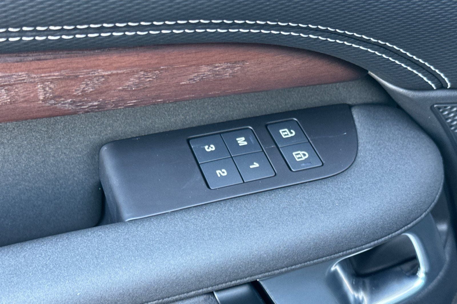 2025 Land Rover Discovery Dynamic SE
