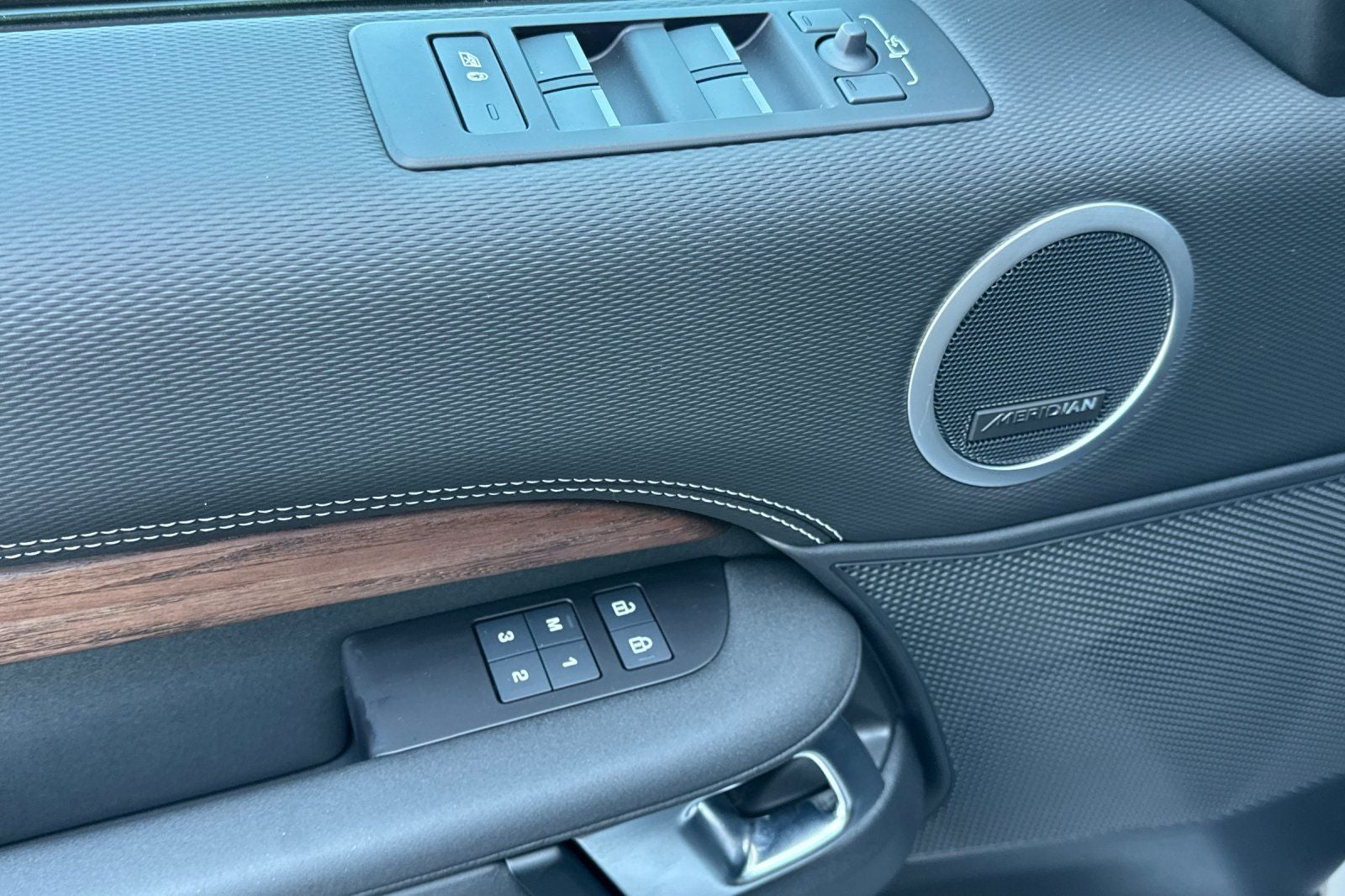 2025 Land Rover Discovery Dynamic SE