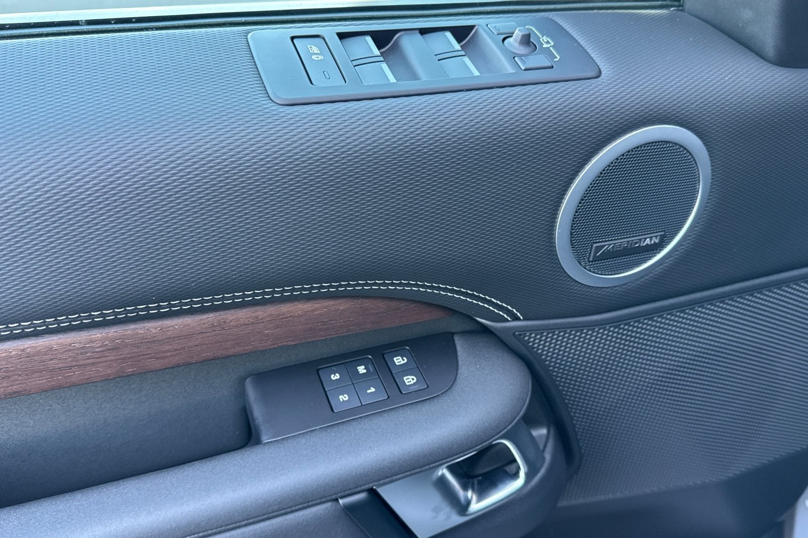 2025 Land Rover Discovery Dynamic SE