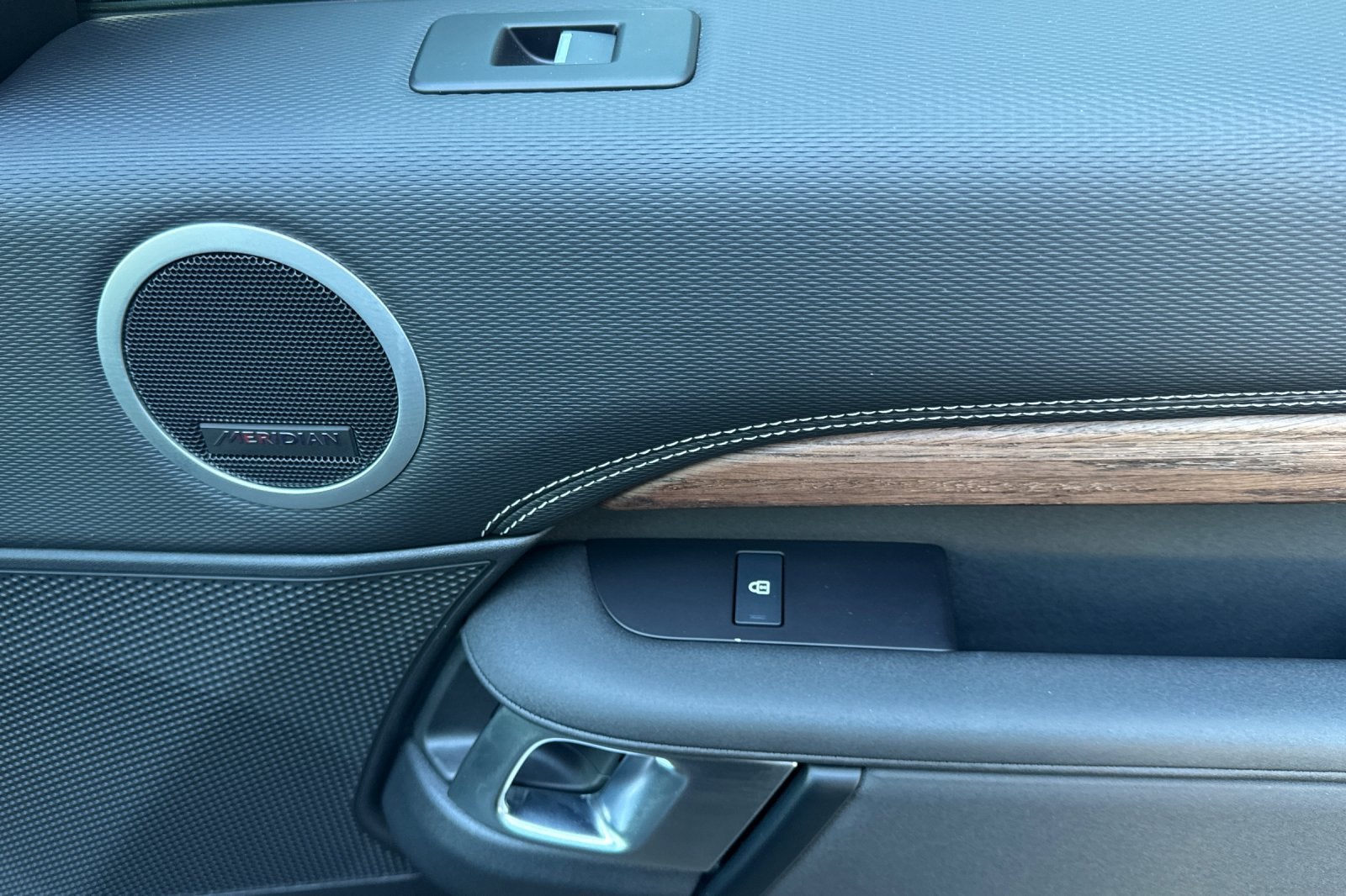 2025 Land Rover Discovery Dynamic SE