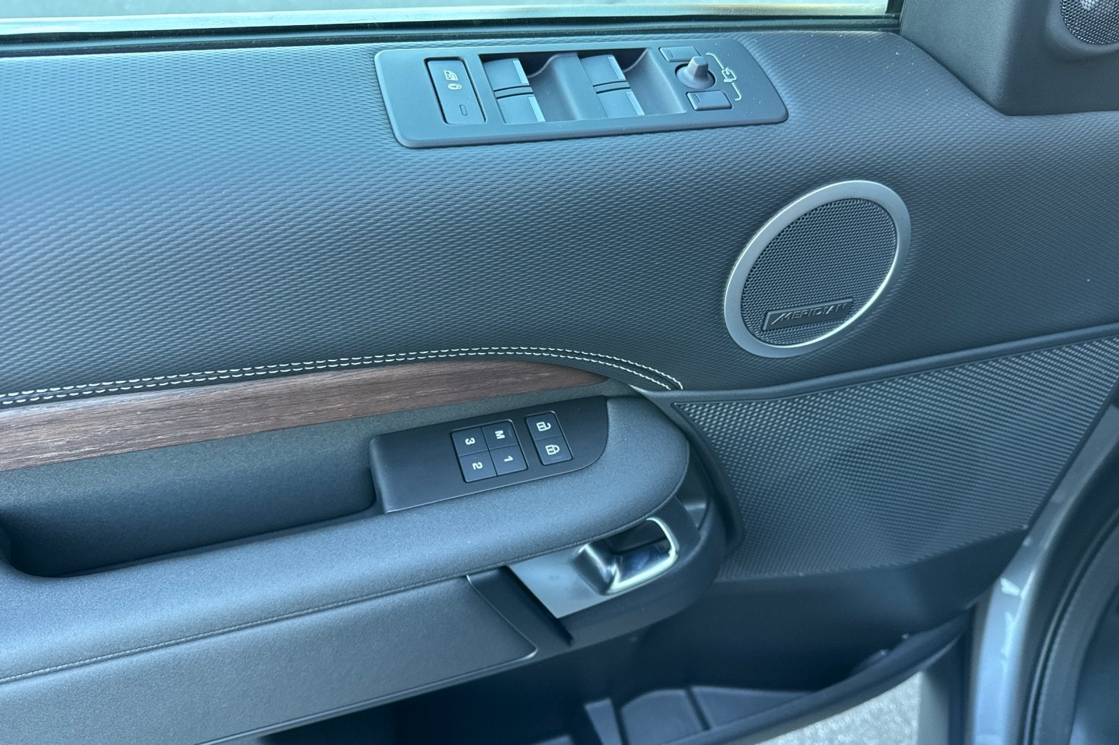 2025 Land Rover Discovery Dynamic SE