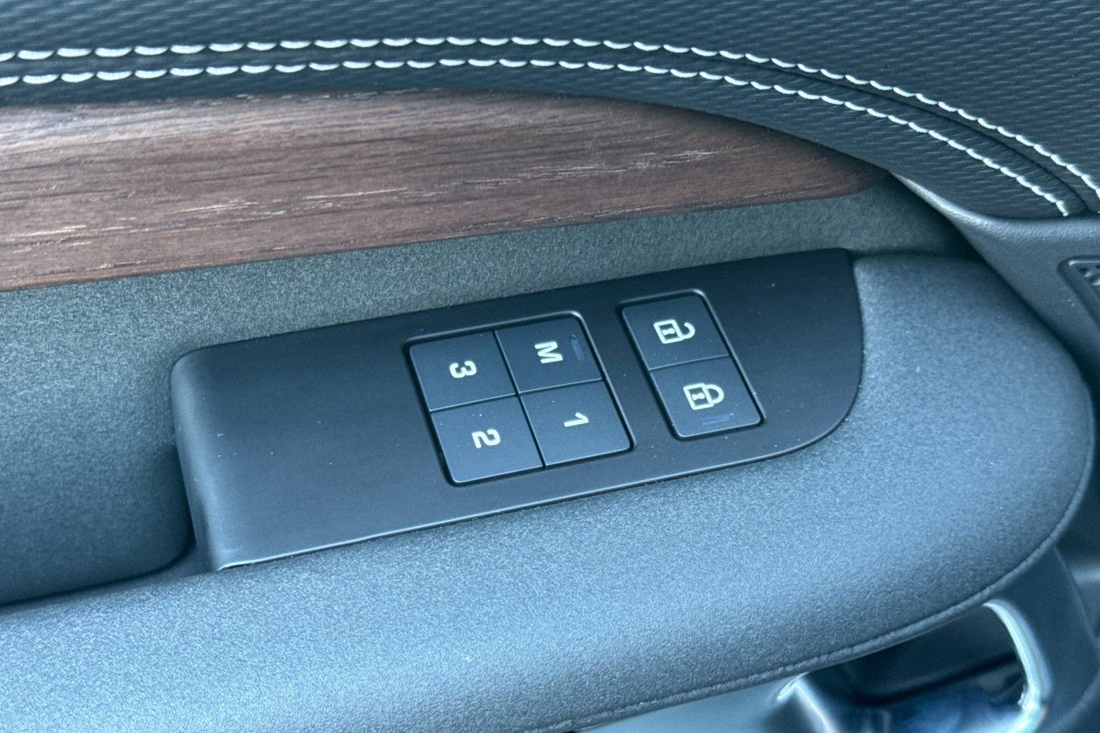 2025 Land Rover Discovery Dynamic SE
