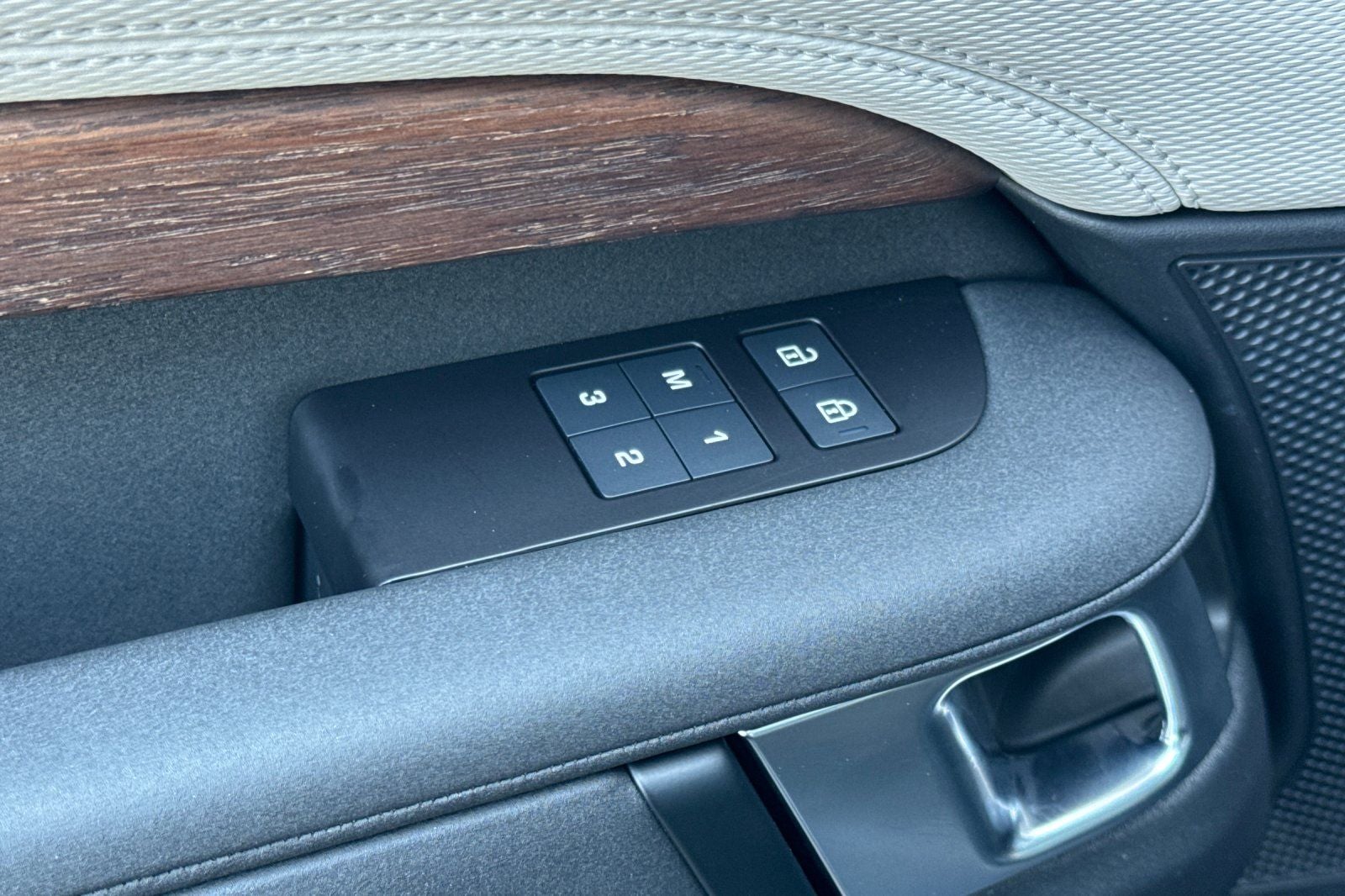 2023 Land Rover Discovery S R-Dynamic