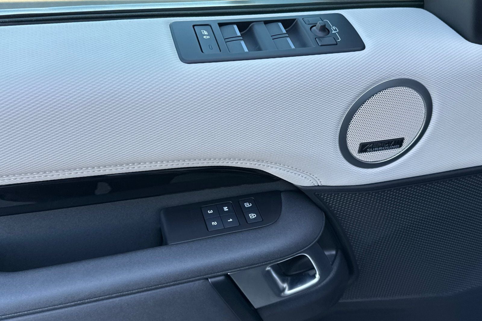 2023 Land Rover Discovery Metropolitan Edition