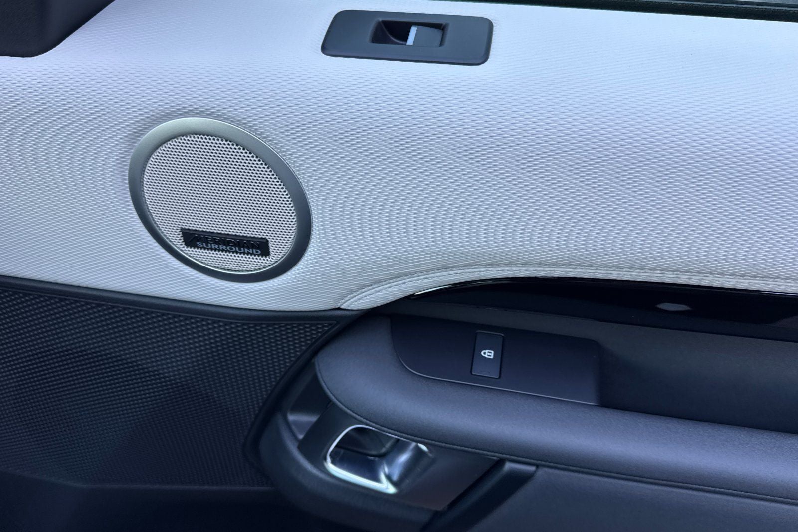 2023 Land Rover Discovery Metropolitan Edition