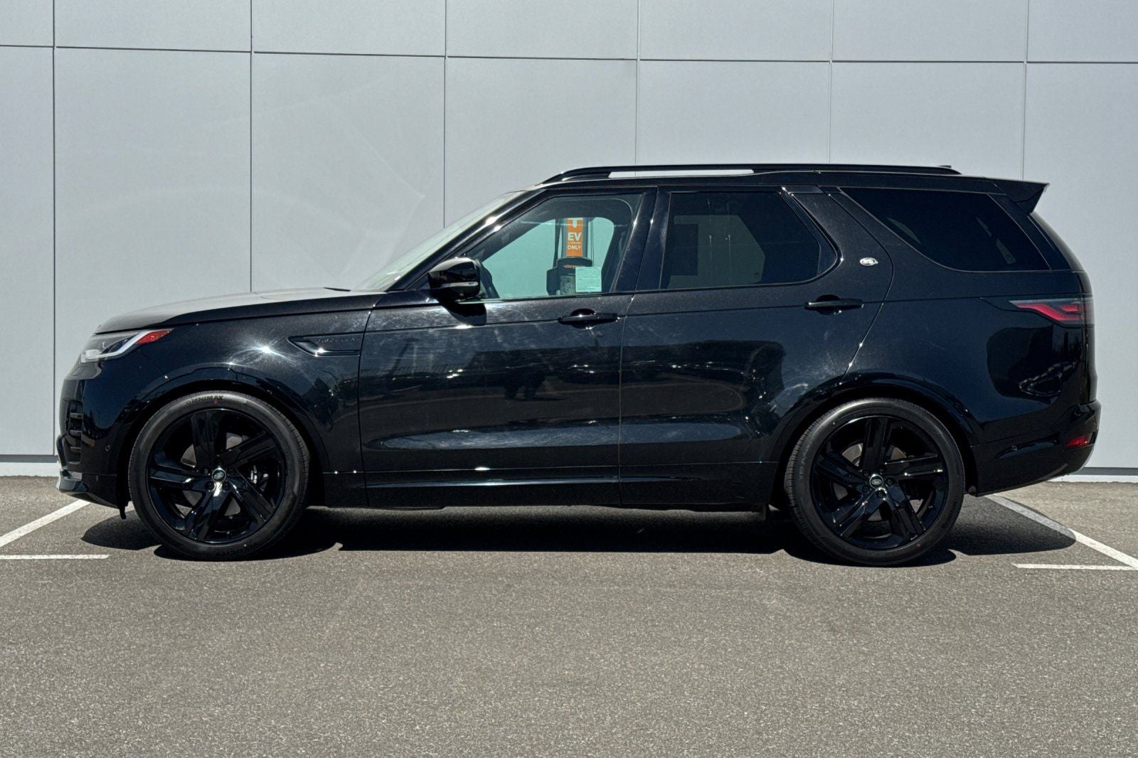 2023 Land Rover Discovery Metropolitan Edition