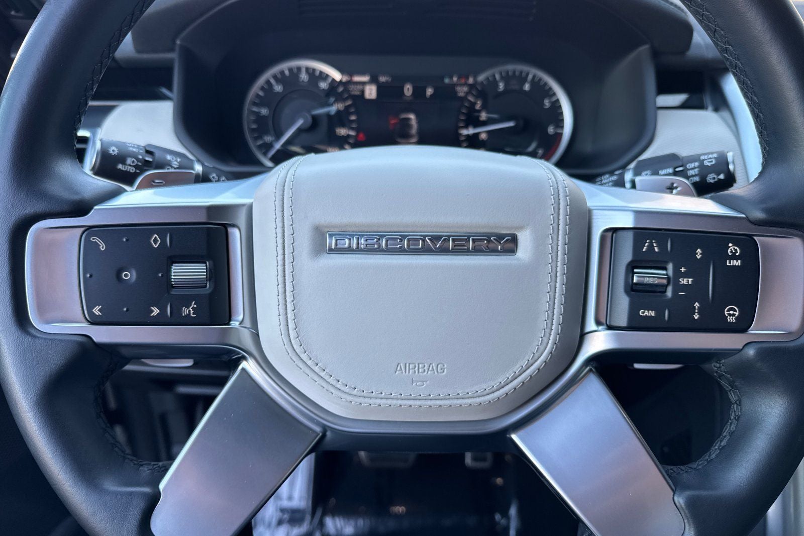 2023 Land Rover Discovery Metropolitan Edition