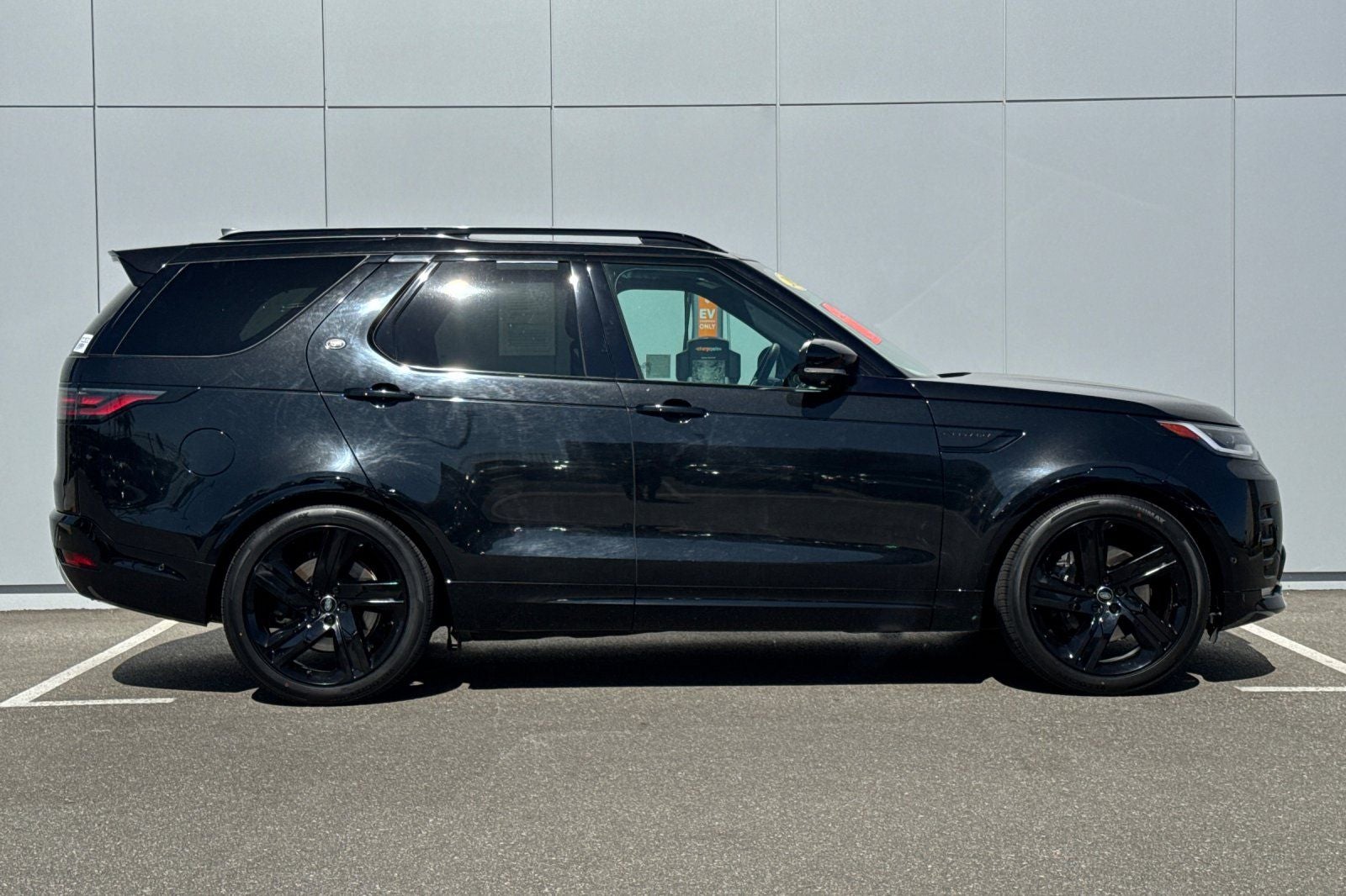 2023 Land Rover Discovery Metropolitan Edition