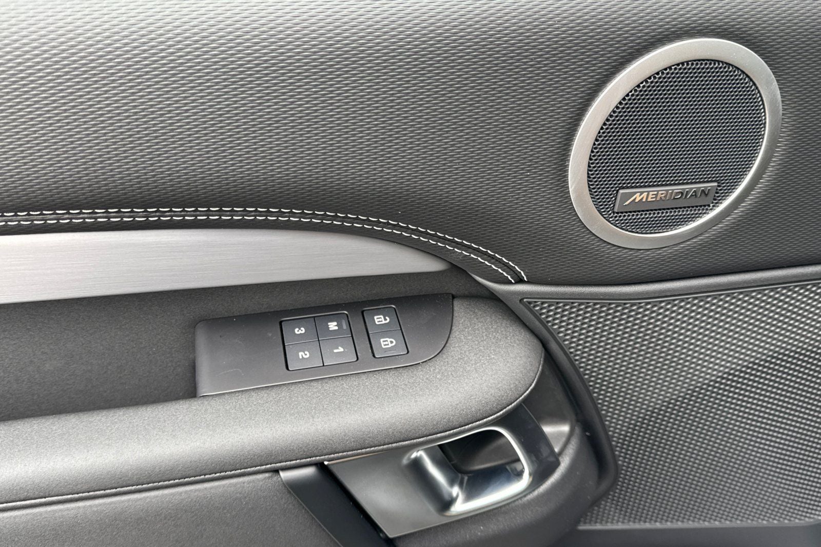 2026 Land Rover Discovery Gemini Edition