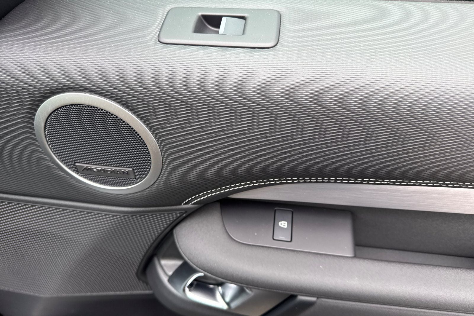 2026 Land Rover Discovery Gemini Edition