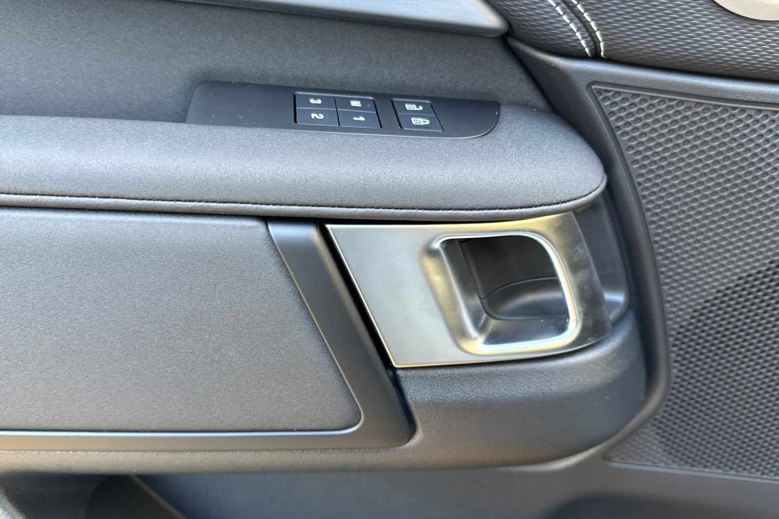 2026 Land Rover Discovery Gemini Edition