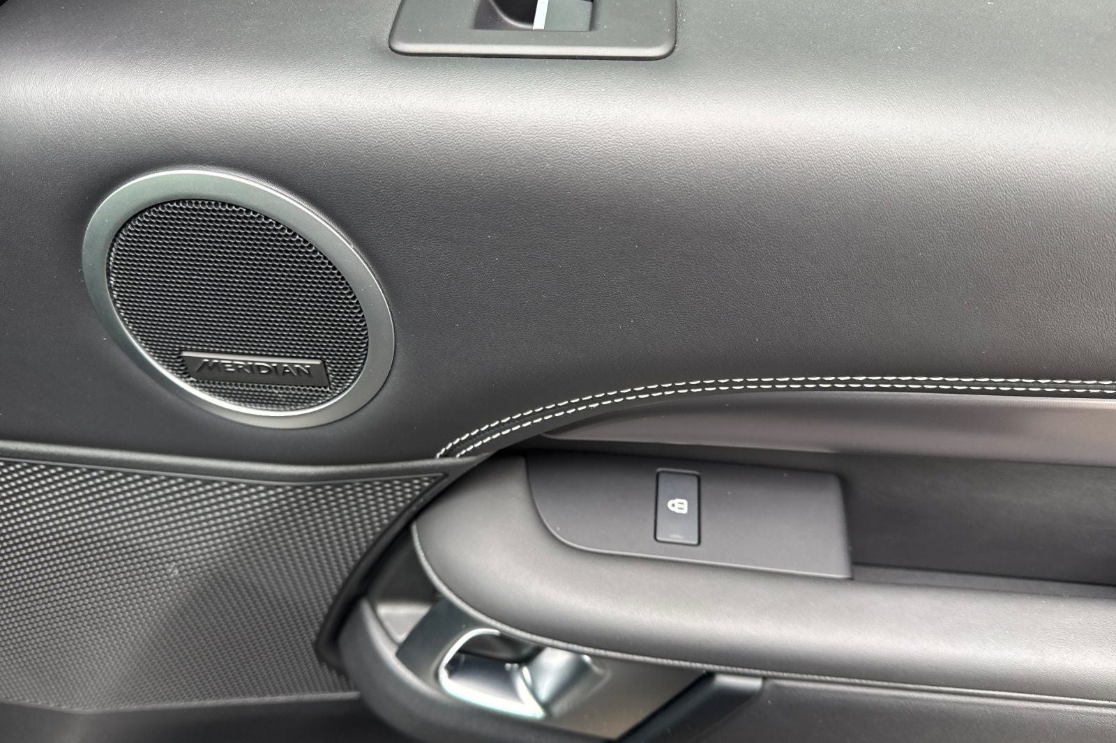 2024 Land Rover Discovery Metropolitan Edition