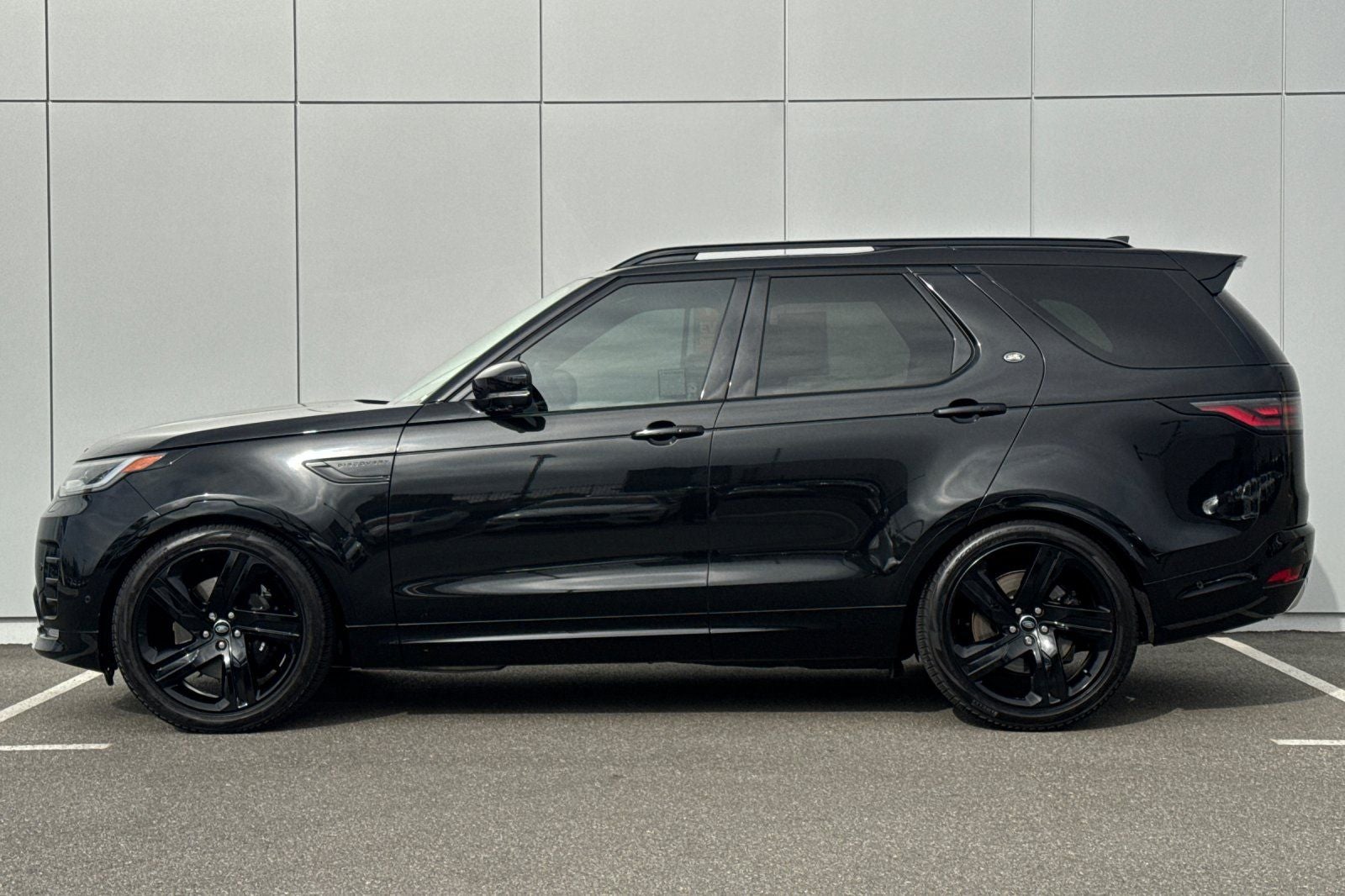 2024 Land Rover Discovery Metropolitan Edition