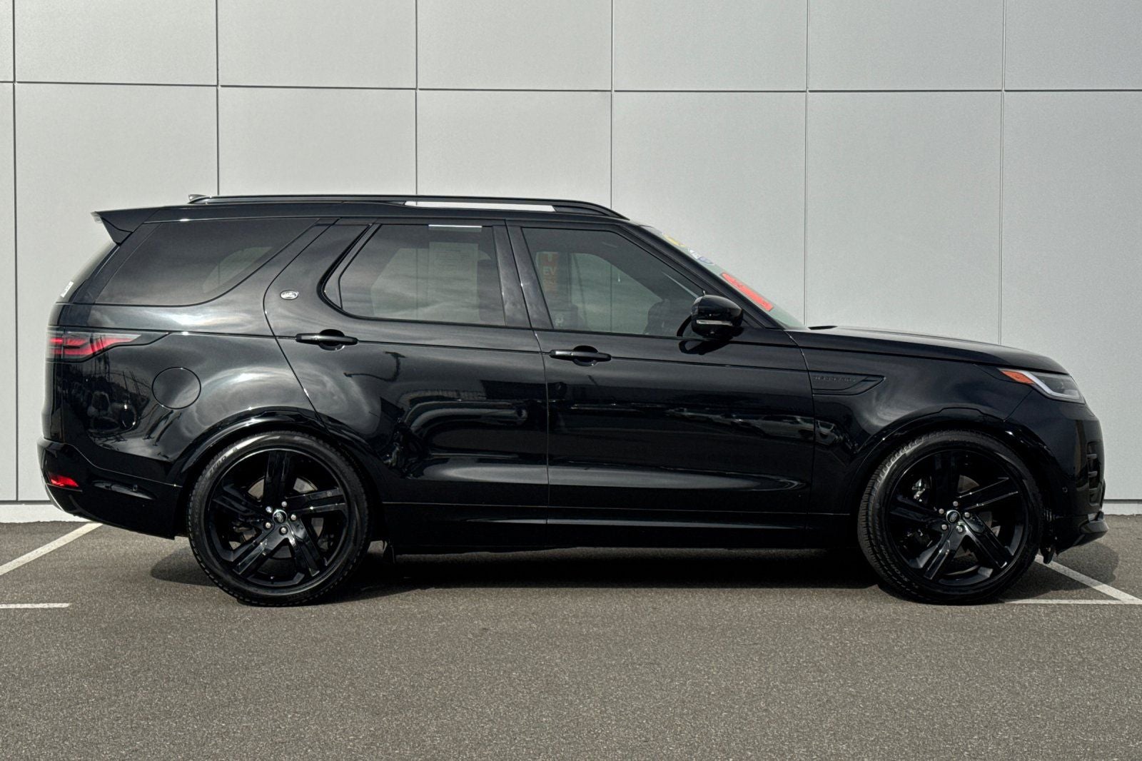 2024 Land Rover Discovery Metropolitan Edition