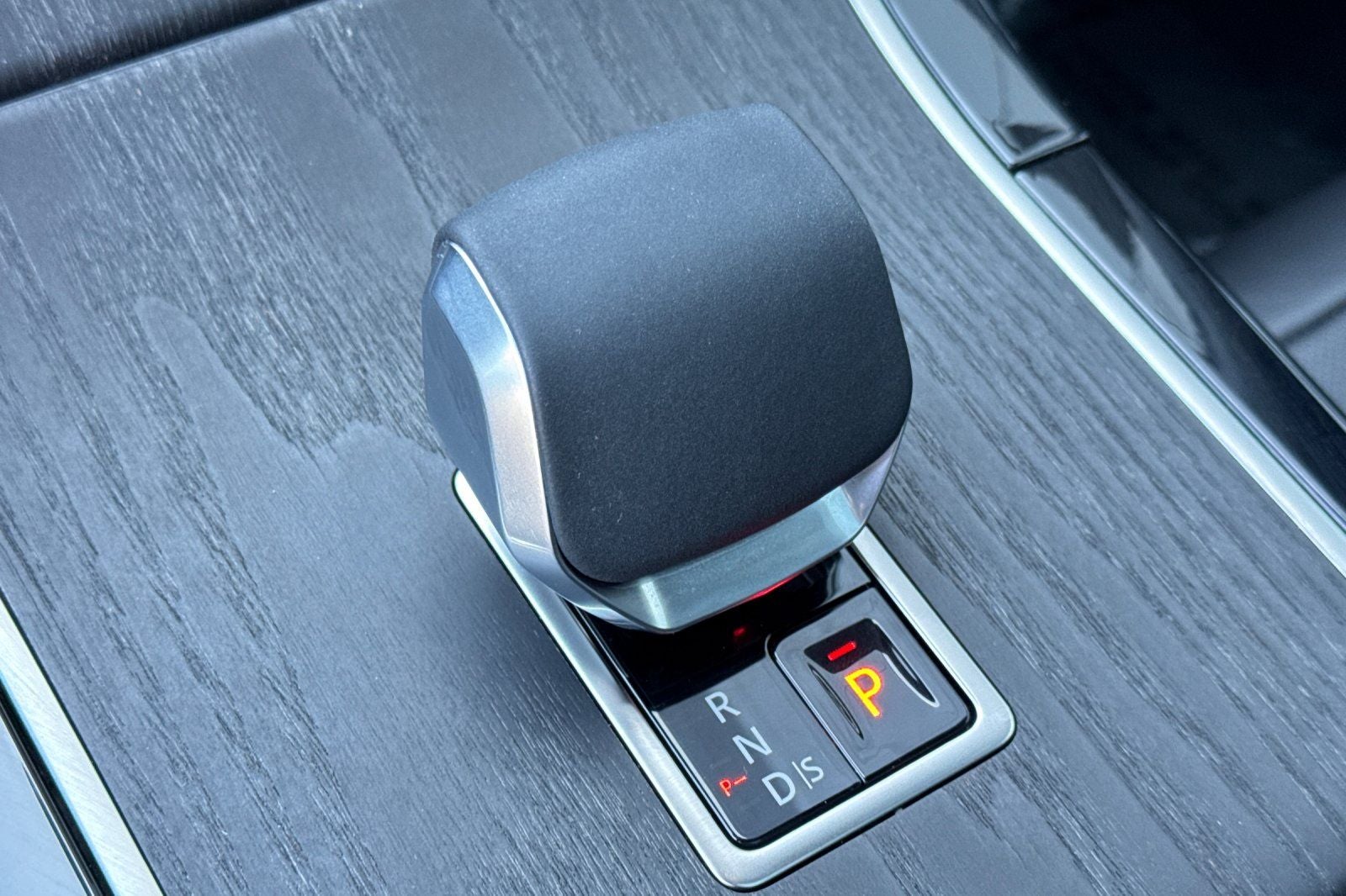 2025 Land Rover Range Rover Velar Dynamic SE