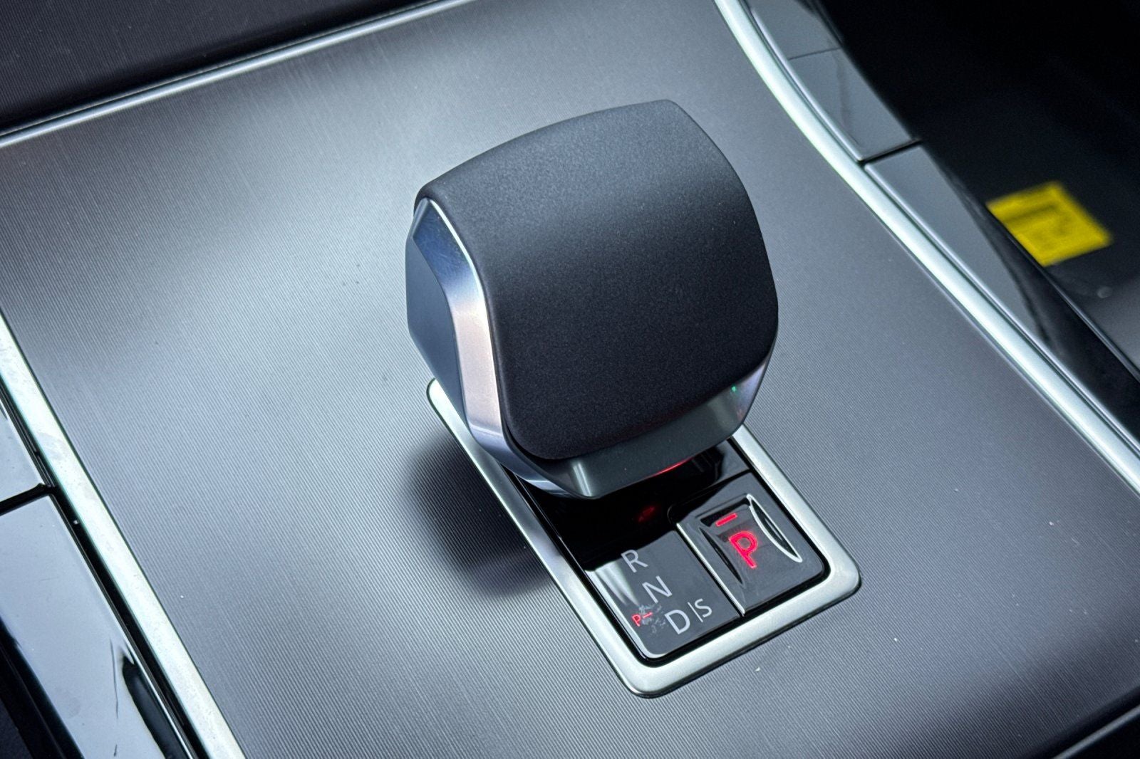 2026 Land Rover Range Rover Velar Dynamic SE