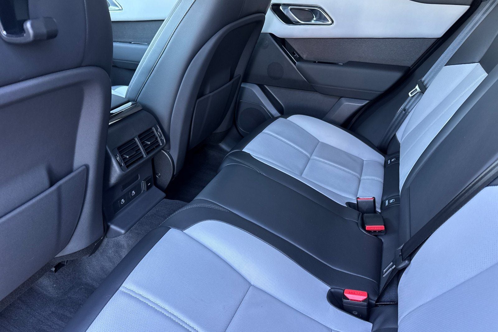 2026 Land Rover Range Rover Velar Dynamic SE