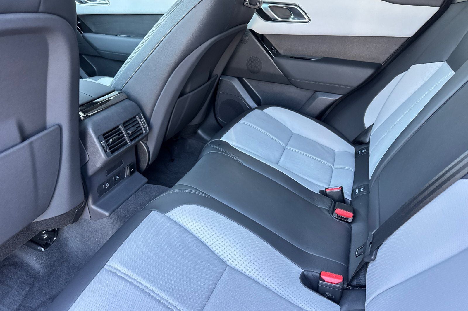 2026 Land Rover Range Rover Velar Dynamic SE