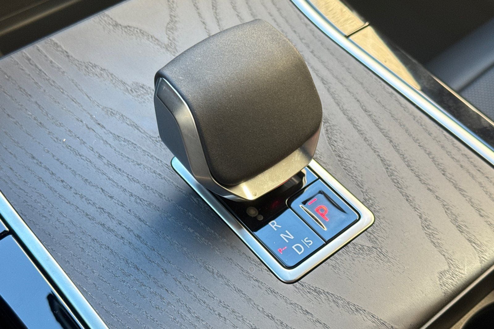 2026 Land Rover Range Rover Velar Dynamic SE