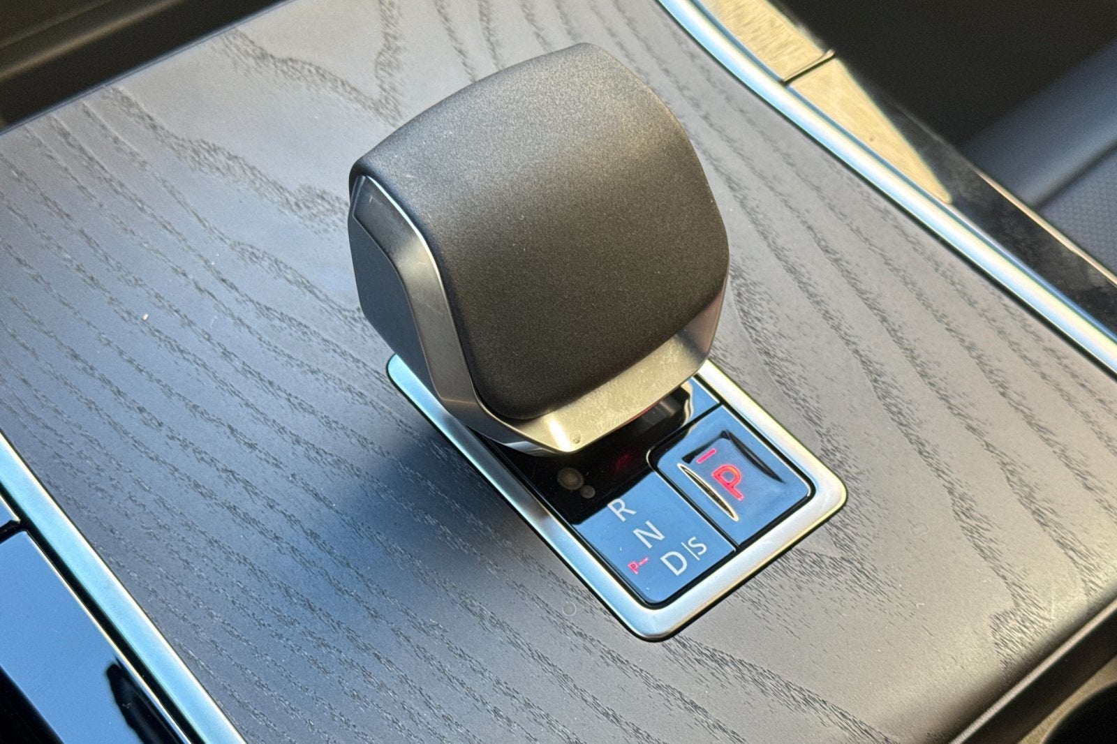 2026 Land Rover Range Rover Velar Dynamic SE